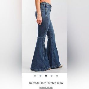 New with tag Wrangler Retro flare stretch Jean, reasonable offers are welcome!!